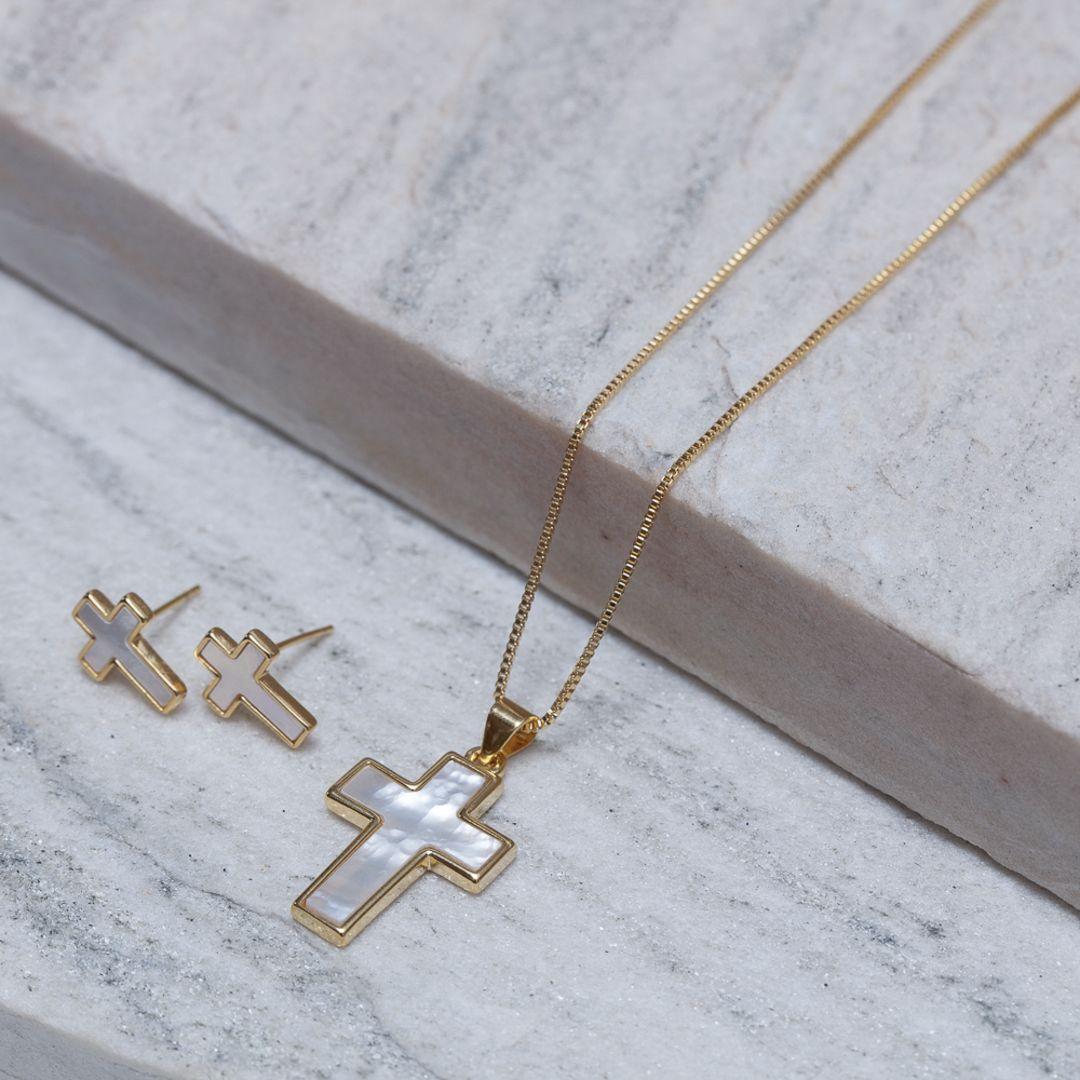CONJUNTO CRUZ MADRE PÉROLA BANHO OURO 18K