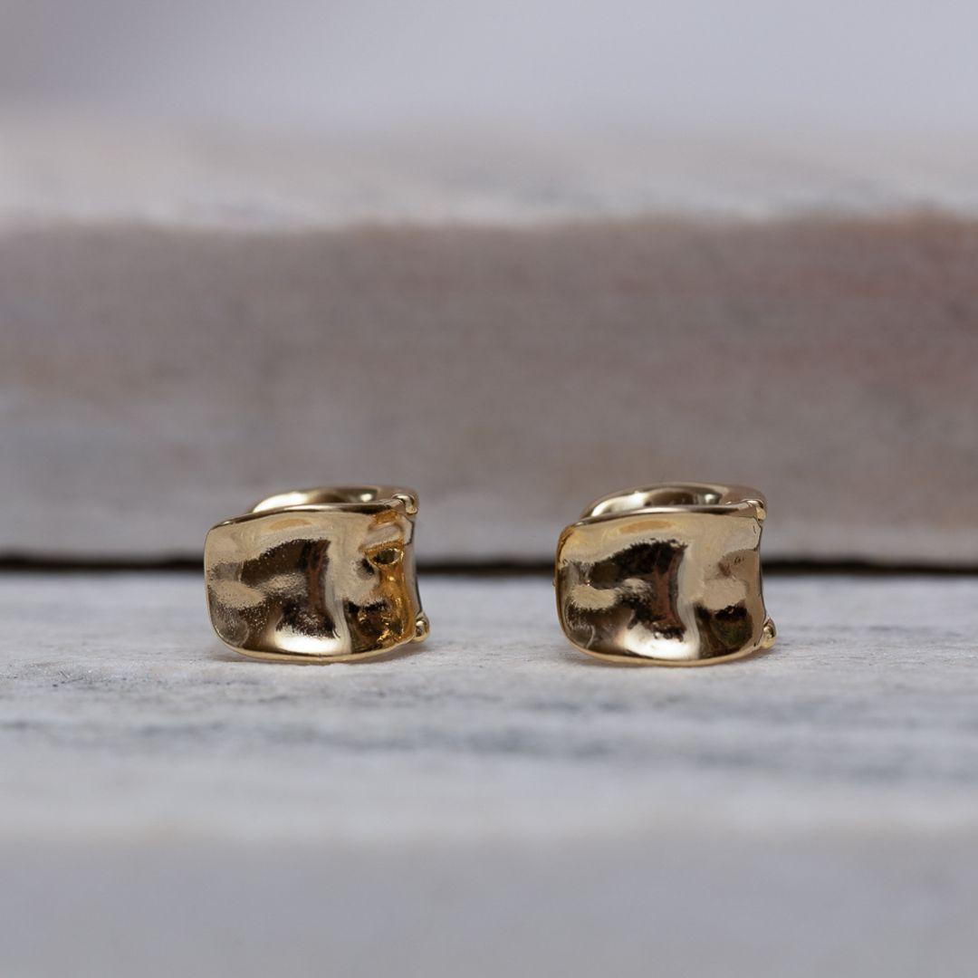 BRINCO ARGOLA CÔNCAVA BANHO OURO 18K