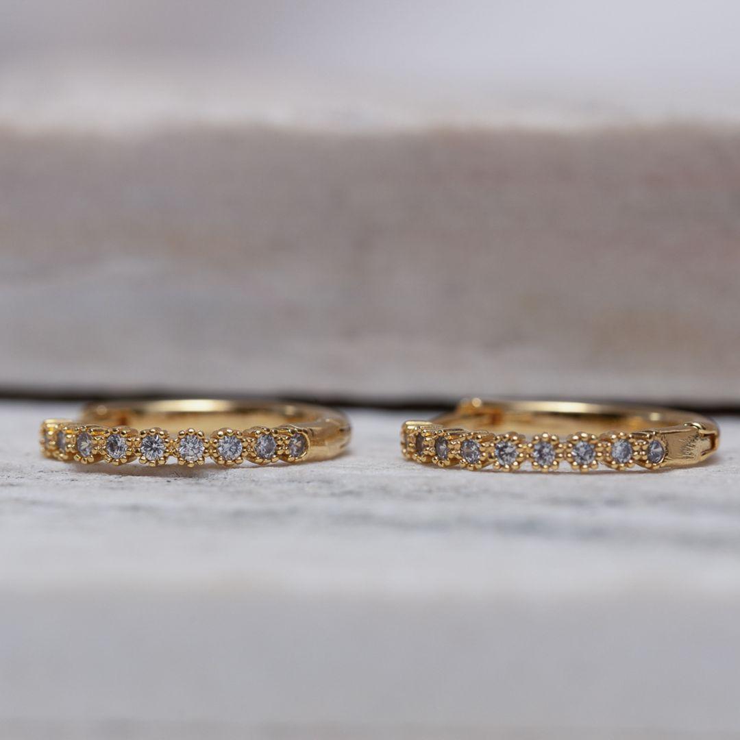 BRINCO ARGOLA FLORZINHAS G BANHO OURO 18K