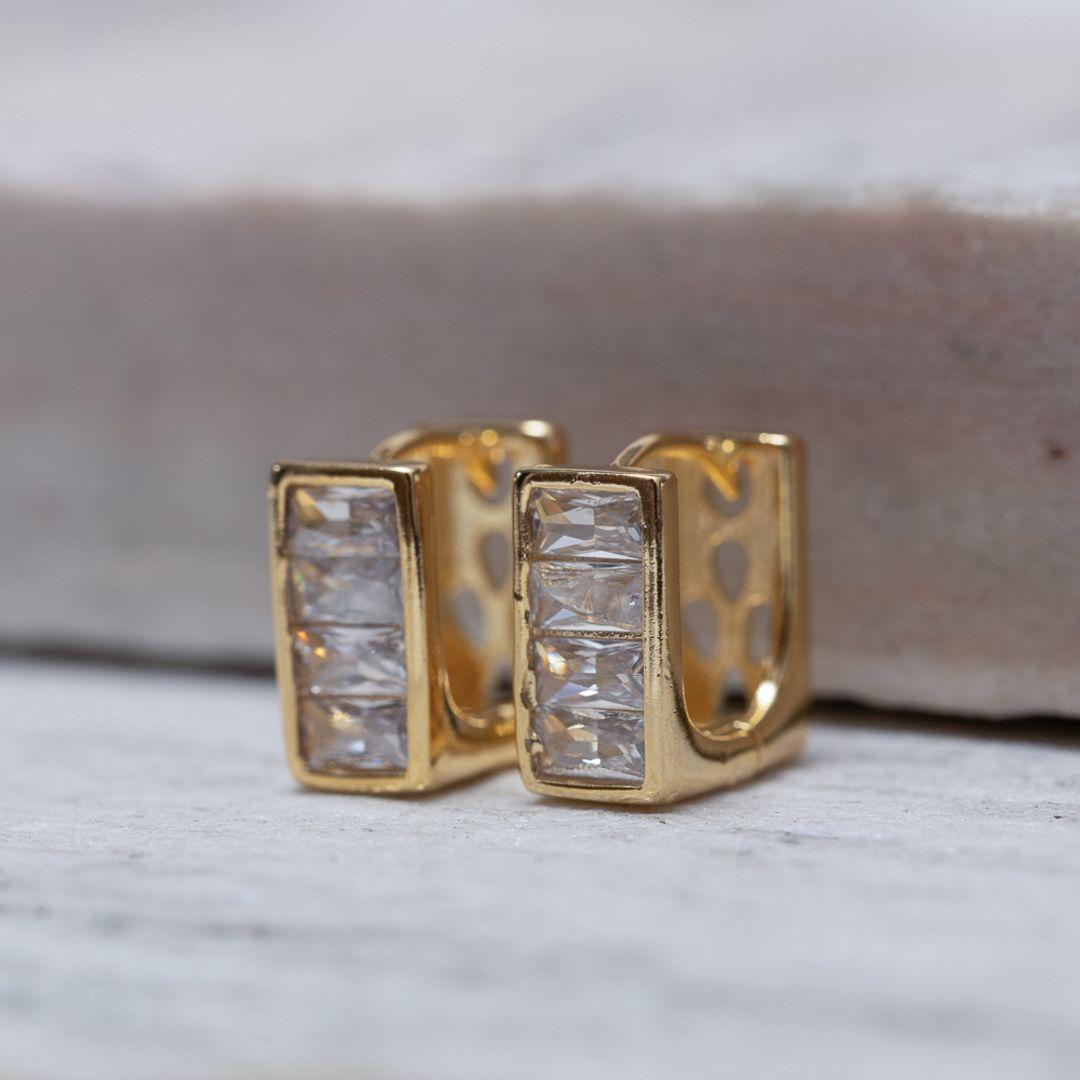 BRINCO ARGOLA QUADRADA CRISTAL BANHO OURO 18K