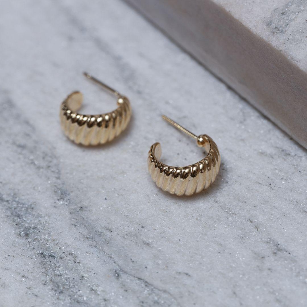 BRINCO MEIA ARGOLA CARACOL BANHO OURO 18K
