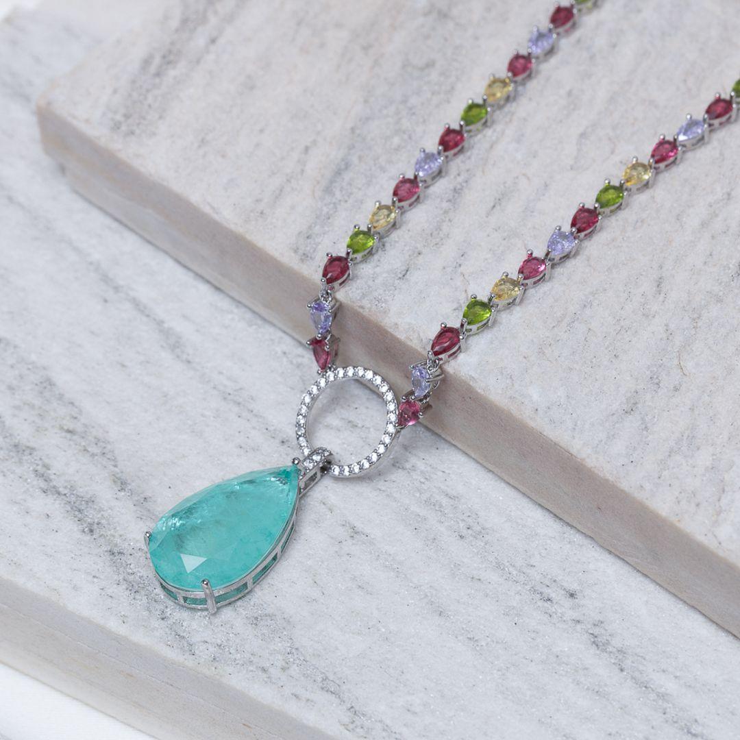 COLAR RIVIERA COLORIDA E GOTA VERDE TIFFANY BANHO RÓDIO BRANCO